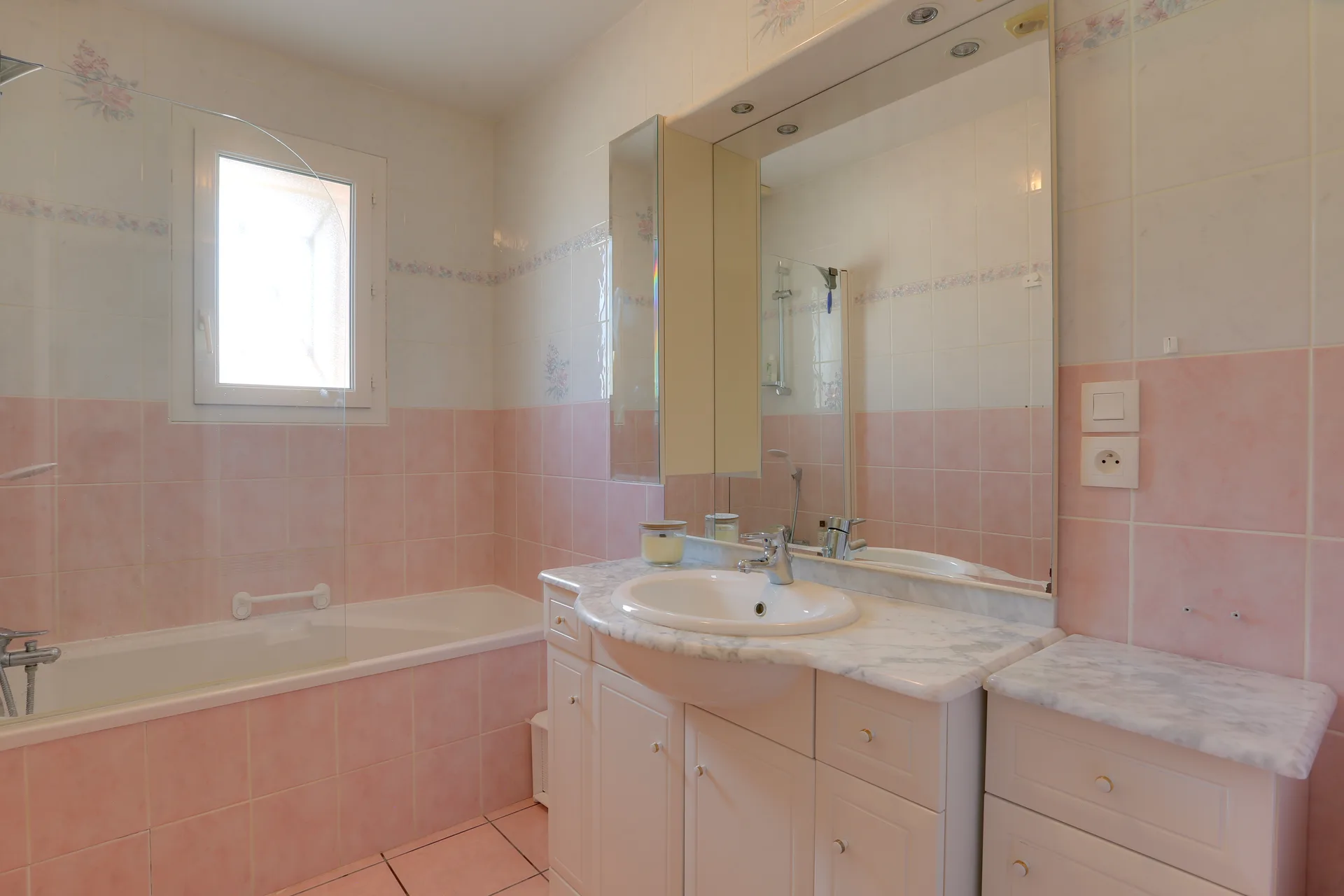 Salle de bain avec baignoire