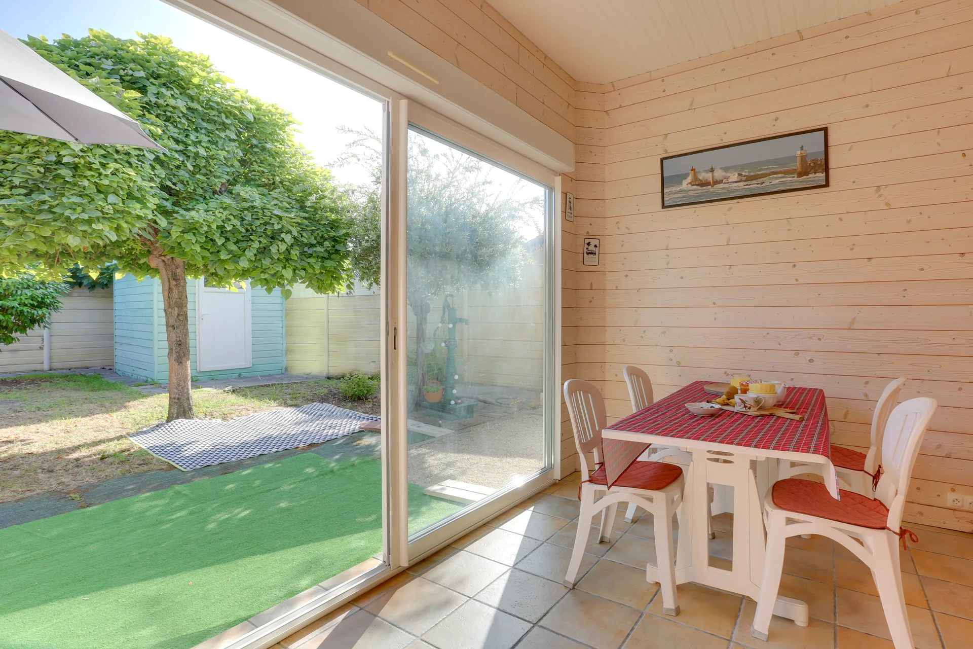 Véranda avec vue sur le jardin
